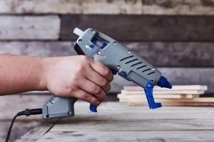 Pistolet à colle et peinture